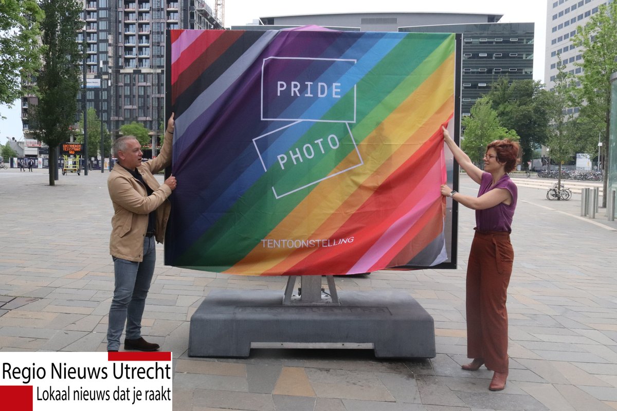 RegioNieuwsUtr1's tweet photo. Vandaag heeft wethouder @lindavoortman, die door alles zeer onder de indruk was, van de gemeente #Utrecht de #pridephoto op het #Jaarbeursplein geopend. Deze zal tot 10 Juni op het plein staan. https://t.co/X6iHyQQM9W https://t.co/h9PrZ6imN4