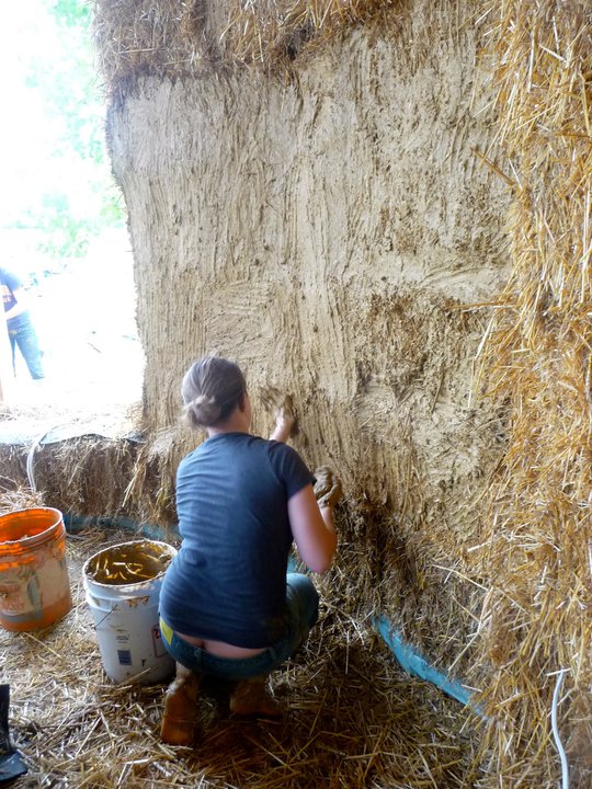 buildnaturally's tweet photo. #clayplaster on #strawbale #Explained
1st coat is thin & sticky
Goal: coat the straw completely
2nd coat has clay, sand & chopped straw
Goal: smooth out lumpiness
3rd is your finish coat
Goal: create the texture/color you want
#howto #naturalbuilding #buildnaturally https://t.co/I4YSRtHApQ