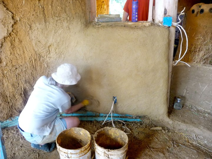 buildnaturally's tweet photo. #clayplaster on #strawbale #Explained
1st coat is thin & sticky
Goal: coat the straw completely
2nd coat has clay, sand & chopped straw
Goal: smooth out lumpiness
3rd is your finish coat
Goal: create the texture/color you want
#howto #naturalbuilding #buildnaturally https://t.co/I4YSRtHApQ
