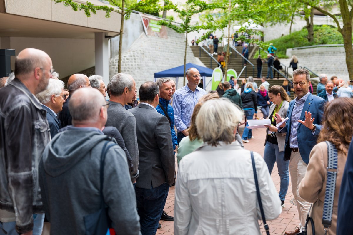 Uni_Wuppertal's tweet photo. Mit etwa 6.500 Besucher*innen fand der Tag der offenen Tür, zu dem die Bergische Universität anlässlich ihres 50jährigen Jubiläums am 21. Mai auf den Campus Grifflenberg eingeladen hatte, großen Anklang.🤩🙌
➡️ https://t.co/qIsfKJZyt3 https://t.co/IRqt87TDHa