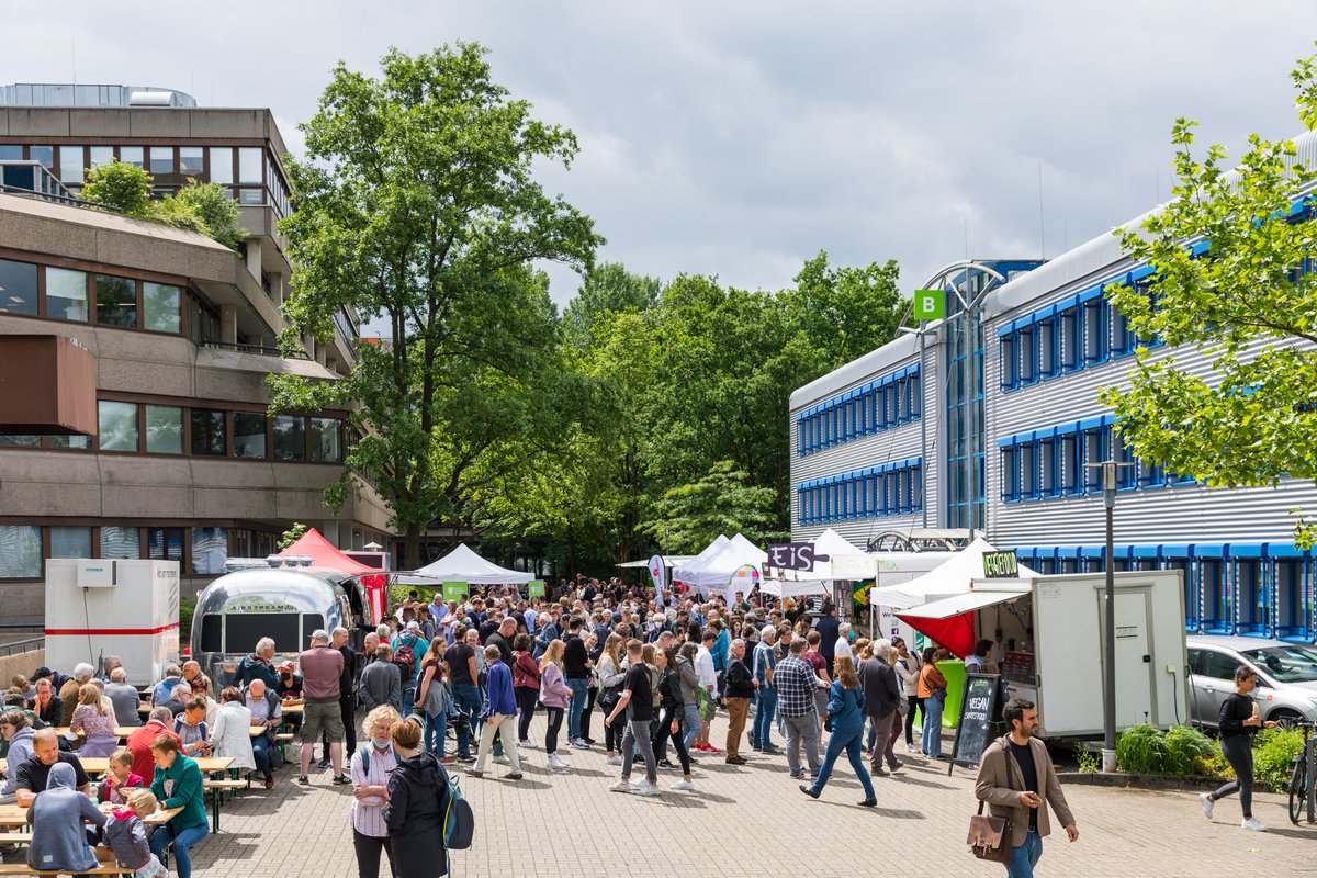 Uni_Wuppertal's tweet photo. Mit etwa 6.500 Besucher*innen fand der Tag der offenen Tür, zu dem die Bergische Universität anlässlich ihres 50jährigen Jubiläums am 21. Mai auf den Campus Grifflenberg eingeladen hatte, großen Anklang.🤩🙌
➡️ https://t.co/qIsfKJZyt3 https://t.co/IRqt87TDHa