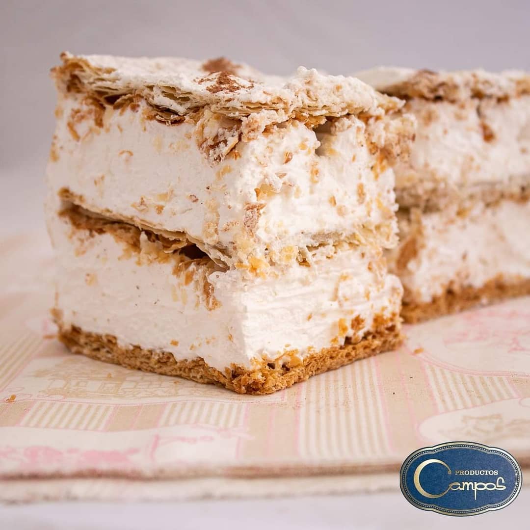 productcampos's tweet photo. Hoy queremos saber quién es esa persona que se te viene a la mente cuando ves una de nuestras milhojas🤔
¡Irresistibles!😋

 #ProductosCampos #Dulces #Merienda #Arjona #Confitería #sweet #Pasteles #Milhojas #Tradición #ConfiteríaCampos https://t.co/Oih3ImqAay