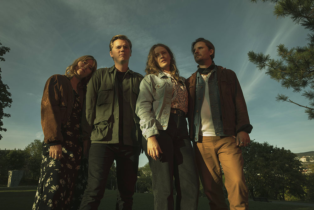 PREMIERE: Norwegian #Americana supergroup Silver Lining (@SilverLiningNor) deliver a dreamy live performance of their atmospheric tune, "Awake". <a href="/jfrahm_/">Jonathan Frahm</a> 

popm.at/3LI0FAW