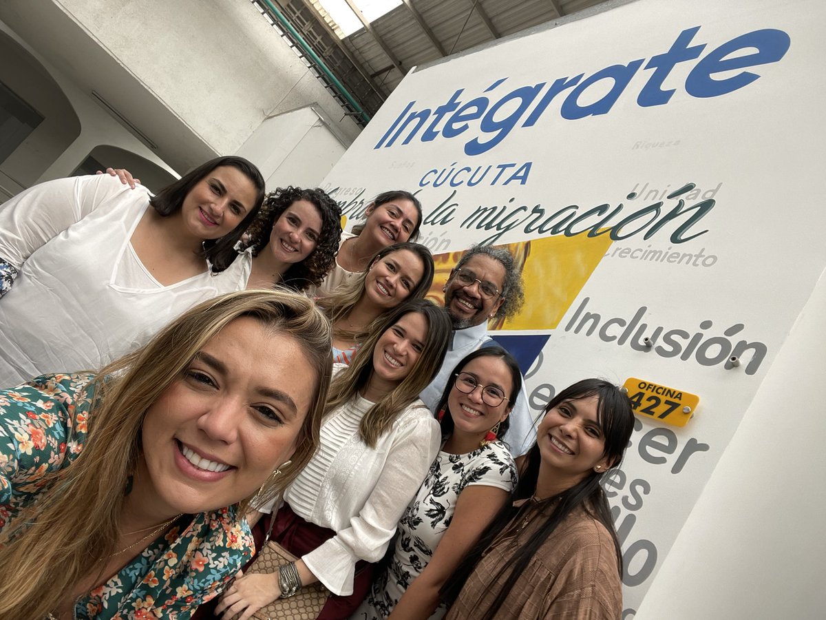 GabyRicardo1's tweet photo. Hoy abrimos el 2do #CentroIntegrate en Cúcuta.Un lugar para acceder a procesos de registro e identificación, servicios dprotección social y orientación sobre oportunidades d empleo y emprendimiento
En la foto: equipo territorial + Intégrate. Los artífices en la @GciaFronterasCo https://t.co/yDGrtVPD4v
