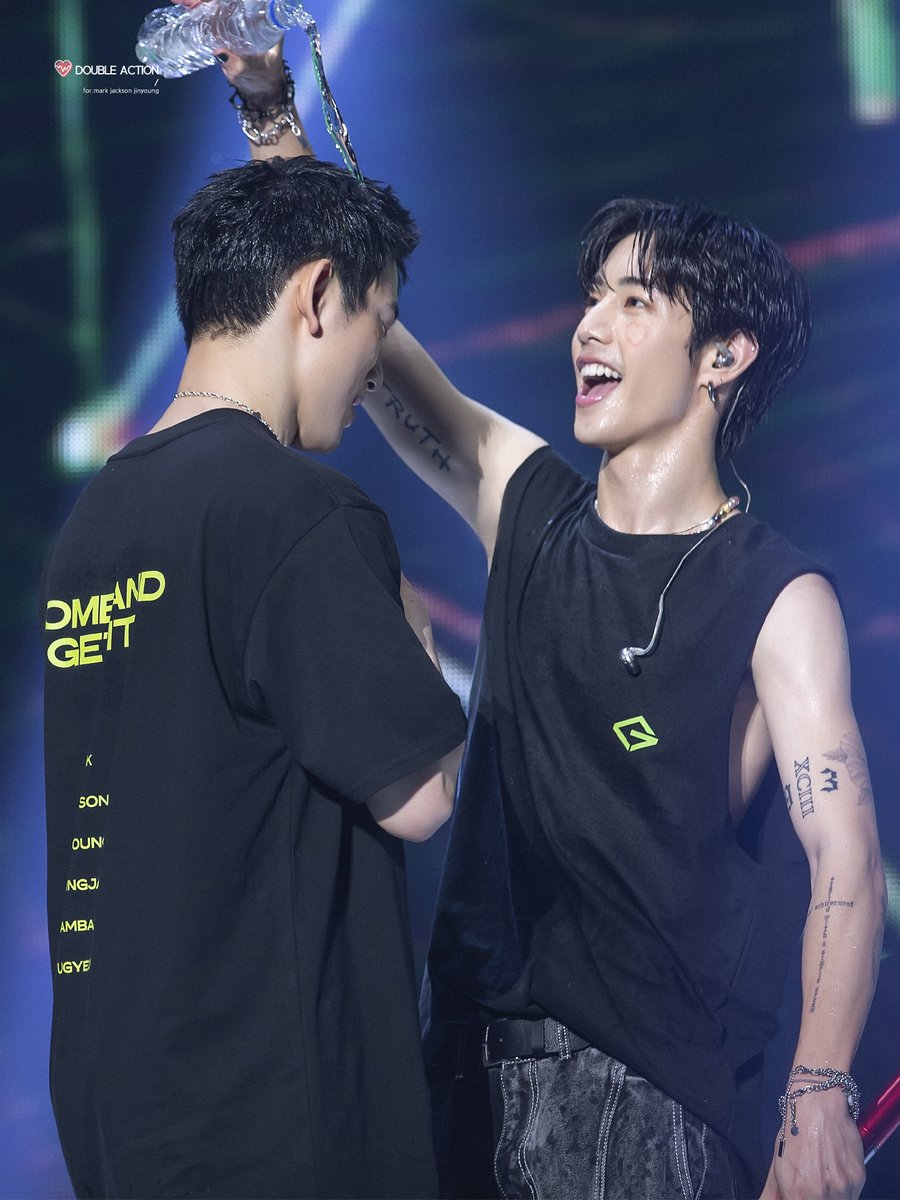 doubleaction_94's tweet photo. 손님 무릉도원이신가요 💦
#GOT7 #MARK #JINYOUNG https://t.co/MKQd9GRWwq