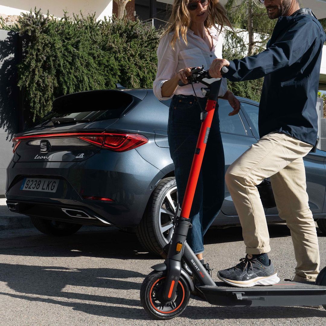 DyeMotor's tweet photo. ¿Cuál es la normativa para vehículos de movilidad personal? En #MotorDYE🥇 os mencionamos algunas claves básicas para evitar infracciones y multas 👉 https://t.co/SHiIkXyOyd https://t.co/fgBRveOsCD