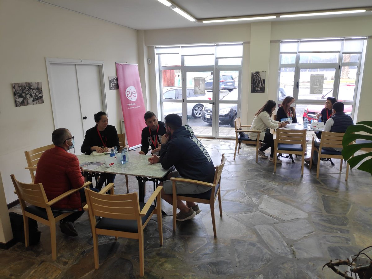 ConcOrtigueira's tweet photo. 🏢 O centro social do @ConcOrtigueira acolleu esta mañá a xornadade networking organizada por @AJEFERROLTERRA e o Concello.

👥 No encontro, ao que acudiron 30 empresas de #Ferrolterra, #Eume e #Ortegal, leváronse a cabo mesas redondas fomentando a creación de novas sinerxías. https://t.co/ei3YRWX9c1