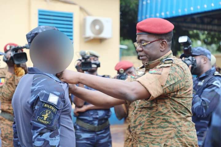 AF_TIEMTORE's tweet photo. #Burkina : 15 éléments de l'unité spéciale d'intervention de la gendarmerie (#USIGN) décorés de la croix du combattant ce lundi pour avoir "réagi vigoureusement" à une embuscade le 5 mai sur l'axe Kaya-Dori. L'unité avait perdu 5 éléments et tué une 20aine d'assaillants.

#AFT https://t.co/J9fKq3O1Pk