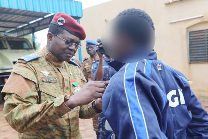 AF_TIEMTORE's tweet photo. #Burkina : 15 éléments de l'unité spéciale d'intervention de la gendarmerie (#USIGN) décorés de la croix du combattant ce lundi pour avoir "réagi vigoureusement" à une embuscade le 5 mai sur l'axe Kaya-Dori. L'unité avait perdu 5 éléments et tué une 20aine d'assaillants.

#AFT https://t.co/J9fKq3O1Pk