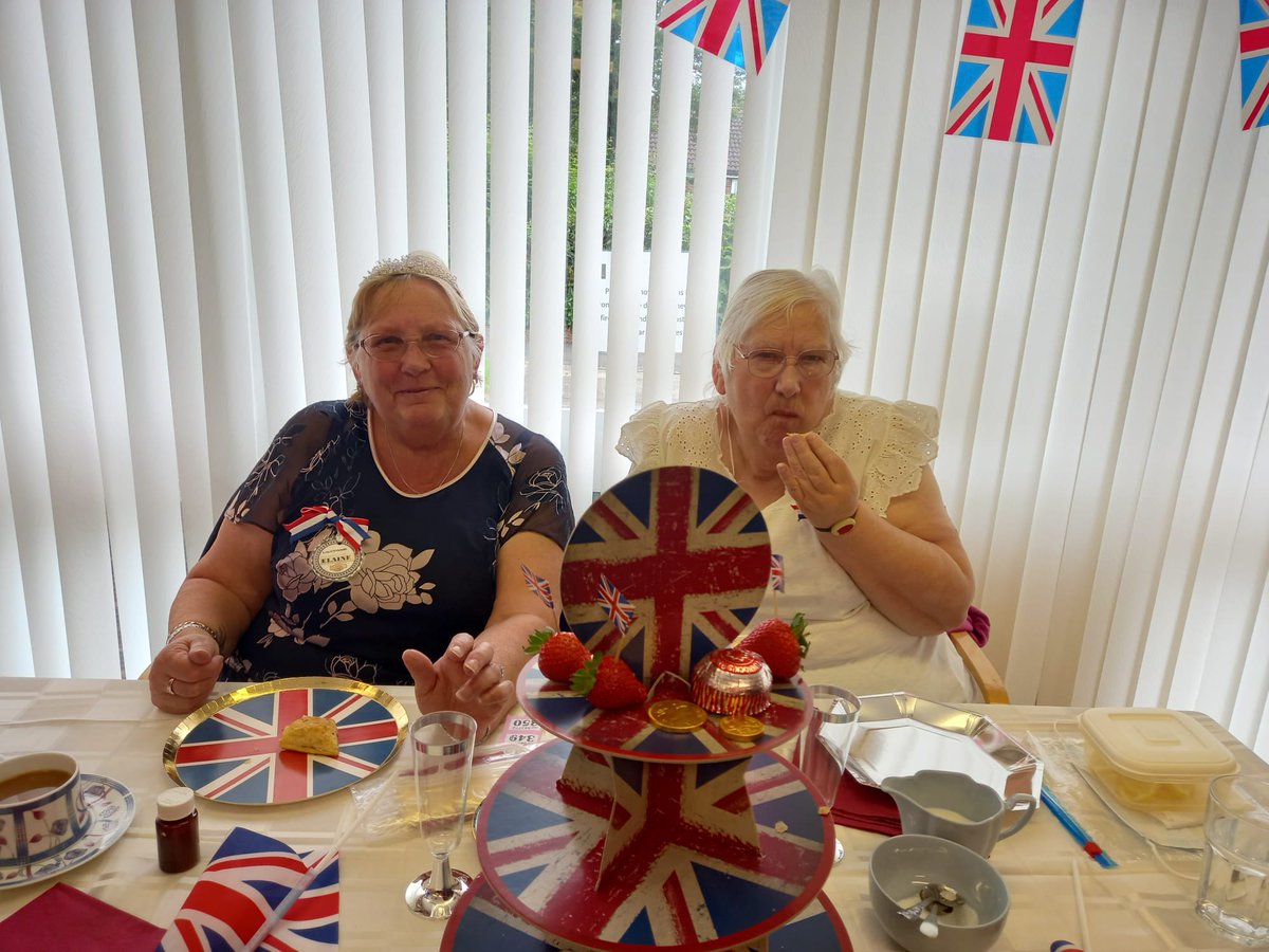 _bfriend's tweet photo. We're officially in Jubilee spirits 👑. Our friends in #Doncaster kicked off our series of celebrations recently with cake, games & lots of singing. Let the Royal parties begin... w/ @StLegerHomes https://t.co/V2zf5JCZfh