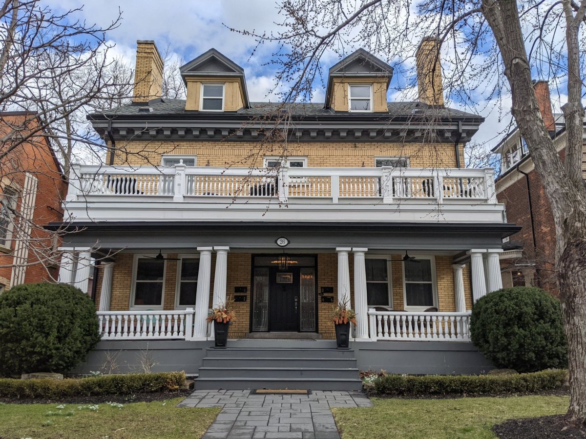 MoreHamOnt's tweet photo. This is a four-plex in Hamilton. 4 families live here. Let's make it legal everywhere instead of just McMansions. #HamOnt #MiddleDensity #HousingCrisis #AffordableHousing #StopPearlClutching https://t.co/ohH6PXnMic