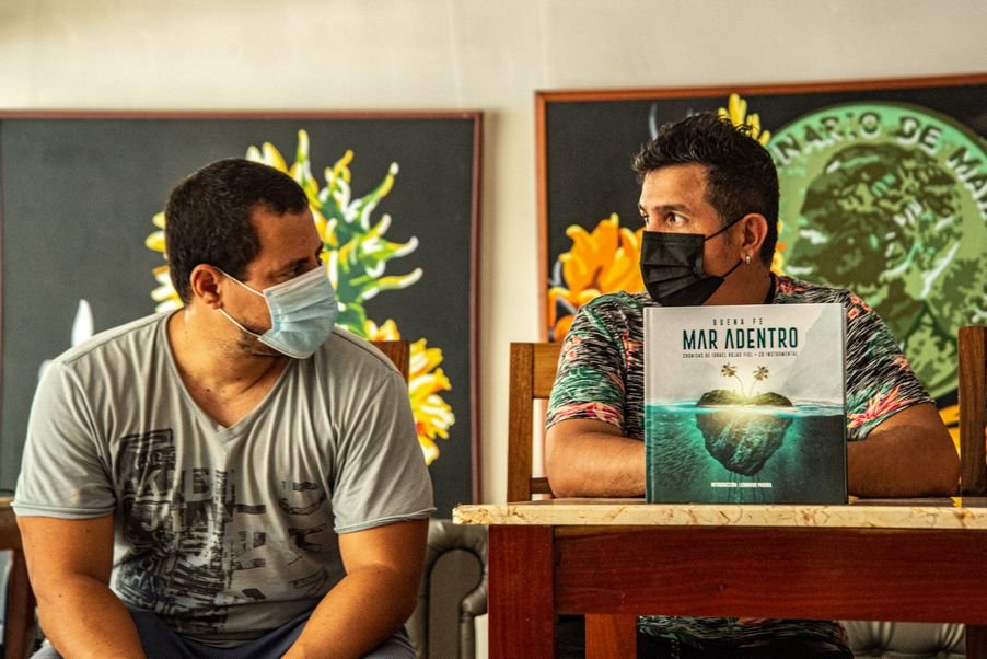 Presentación del libro y disco "Mar adentro" de <a href="/BuenaFe_musica/">Buena Fe</a>, "Matria" del fotógrafo <a href="/davalos_photos/">Gabriel Davalos</a> y el catálogo de Lesbia Vent Dumois, Presidenta Nacional de la <a href="/UNEAC_online/">UNEAC</a>. La actividad fue parte de la Feria del Libro en Camagüey #FILCUBA2022 
 
📷 Adrián Juan Espinosa