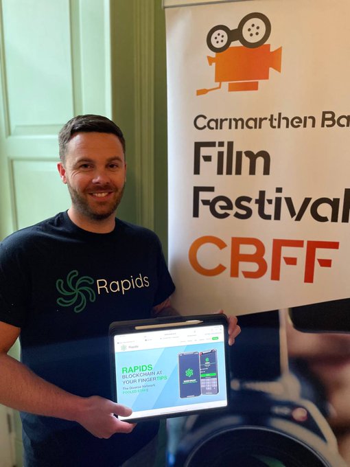 RapidsNigeria's tweet photo. #RapidsNetwork's gan ti ara CEO Matt Cimelli
O si pẹlu 3 miiran awọn ọmọ ẹgbẹ ti wa egbe ti ajo si awọn
@cbffwales Film Festival ni South Wales
A ti ṣe onigbowo Aami Eye Fiimu Kukuru Ti o dara julọ ati jiroro lori iṣowo iwaju 🚀
#CBFF2022 #BAYF #NFTs https://t.co/ODDKUd0QI1