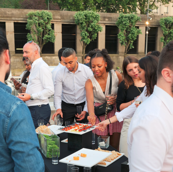Savourer_agency's tweet photo. [Flashback] Sur la Seine de Paris ! 🌇

C’est sur la superbe terrasse panoramique de la péniche Gustave que s’est tenue la dernière réunion de collaboration d’@Adwayconseil !

Des images qui laissent entrevoir un savoureux moment d’éternité... ✨

#péniche #eventparis #meeting https://t.co/V3uqOdKqP2