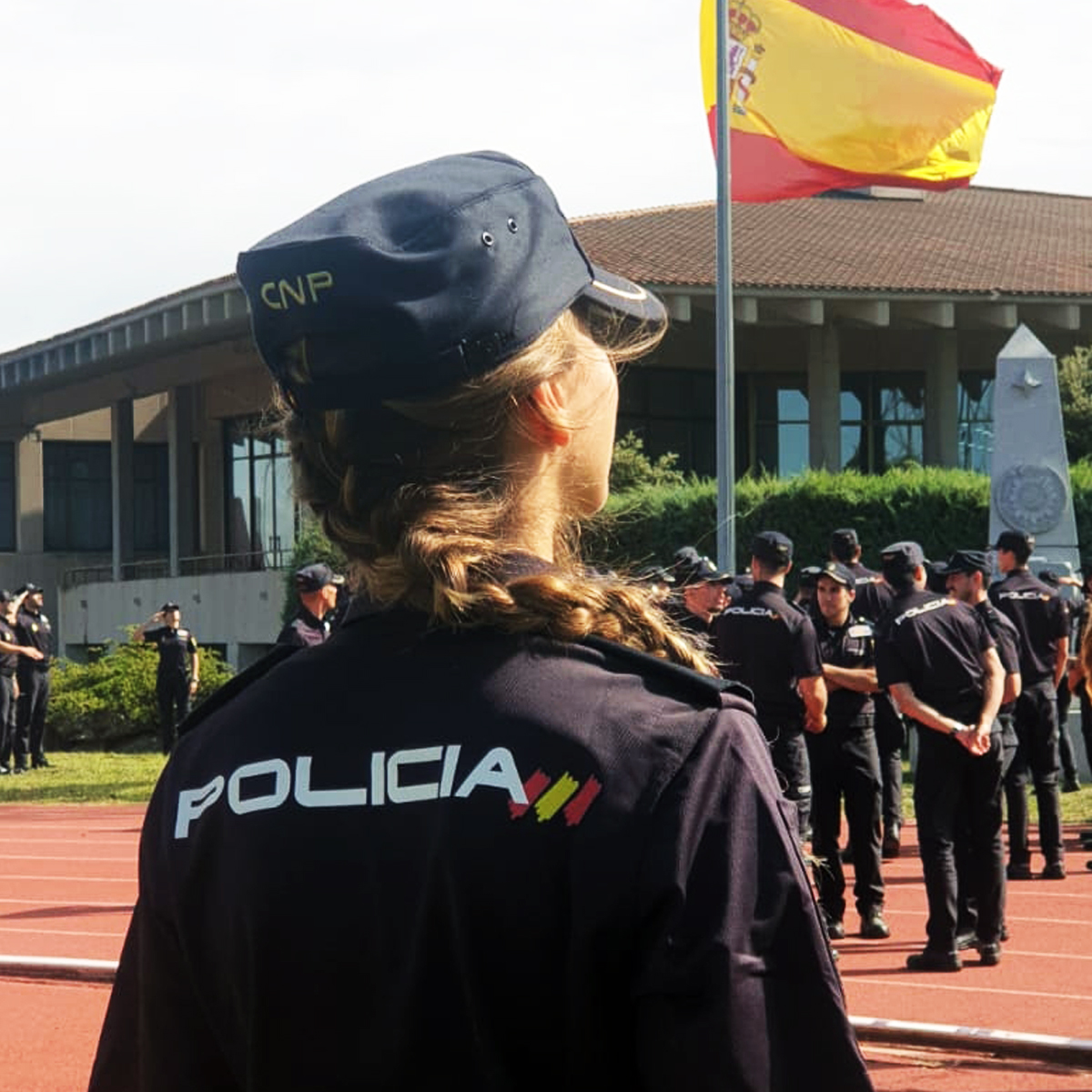 policia's tweet photo. #BuenosDías desde el lugar donde todos los 👮👮‍♀️ comienzan a cumplir su sueño de convertirse en @policia 

#FelizViernes desde la Escuela Nacional de Policía de #Ávila https://t.co/SHM9NHczkA