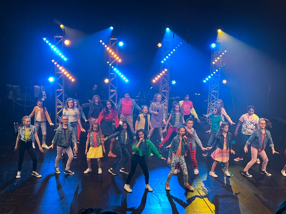 berryonline's tweet photo. So inspired today! In March 2020, @KWGlee’s season ground to a halt with the rest of the world due to #Covid19. The past 2+ years, they have been part of our @CityKitchener pandemic story. Was thrilled to see these youth live on stage again last nite at @TheConradCentre! #Amazing https://t.co/ajnwHecGAt