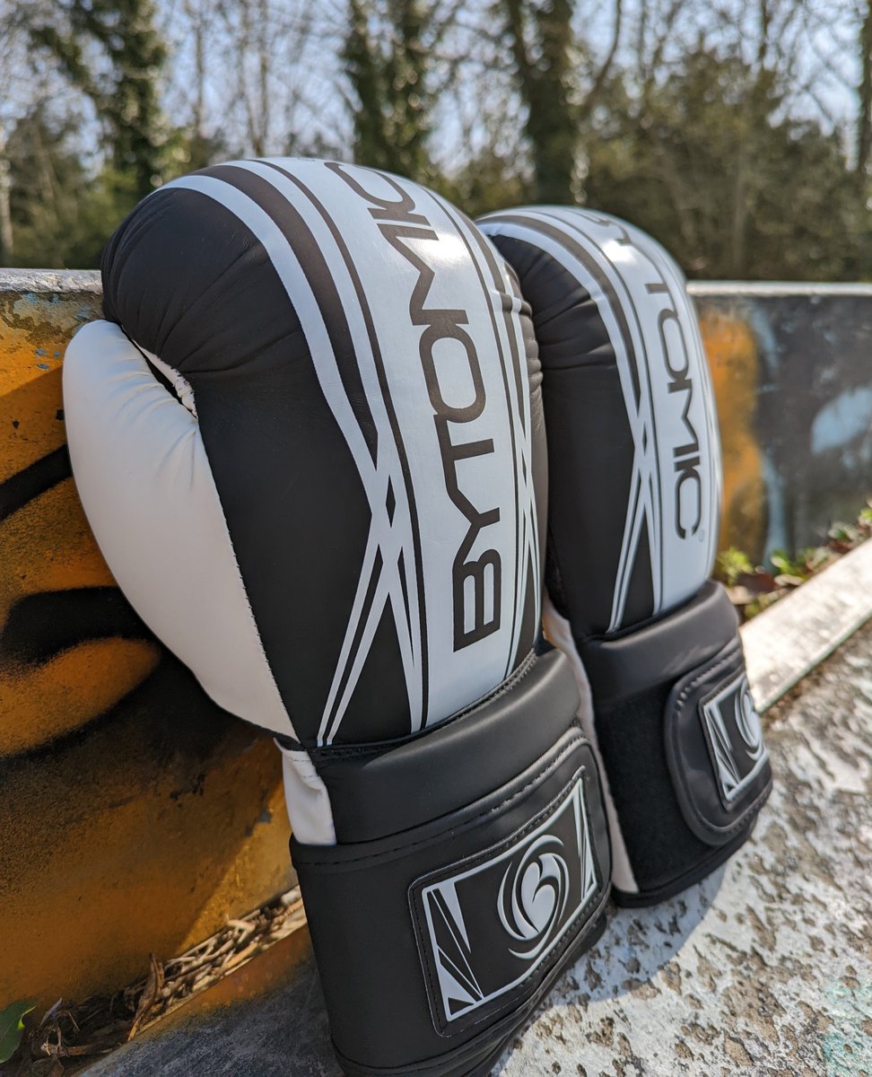 Bytomic's tweet photo. Axis is back! Black/White &amp; Black/Black have been restocked! https://t.co/OOGFJUiJyn