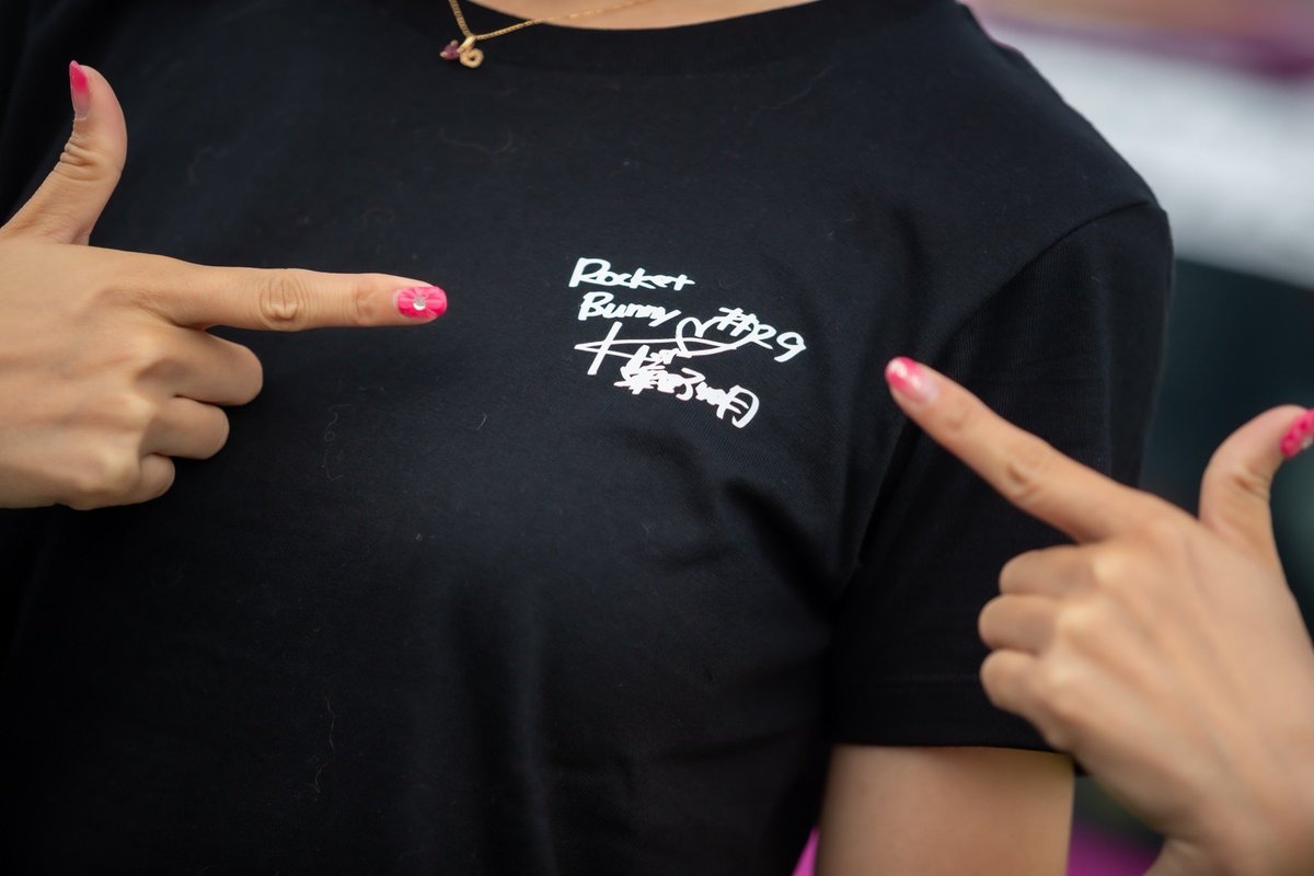 kisaragi_awano's tweet photo. 発表👌🖤🖤

Rocket Bunny × KisaのコラボTシャツが出来ました！！
なんと！三浦さんデザインです🖤
かっこよくてかわいい！！
最高です🥺🖤
今日から販売スタートしました🖤
ここから見てね！！

https://t.co/MbC4stZPA1 https://t.co/TOcrzbT2mf