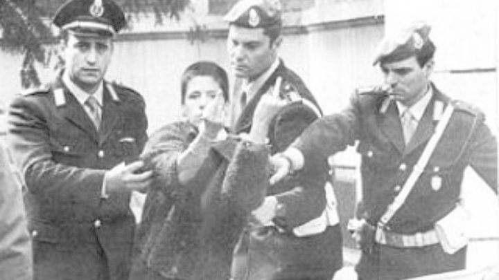 23 de mayo de 1974 en Buenos Aires, nace 𝑀𝑎𝑟𝑖𝑎 𝑆𝑜𝑙𝑒𝑑𝑎𝑑 𝑅𝑜𝑠𝑎𝑠, anarquista y miembro del movimiento italiano 𝑂𝑐𝑢𝑝𝑎𝑛𝑡𝑒𝑠 𝐼𝑙𝑒𝑔𝑎𝑙𝑒𝑠...

"A nosotros nos quieren muertos porque somos sus enemigos y no les servimos para nada porque no somos sus esclavos".