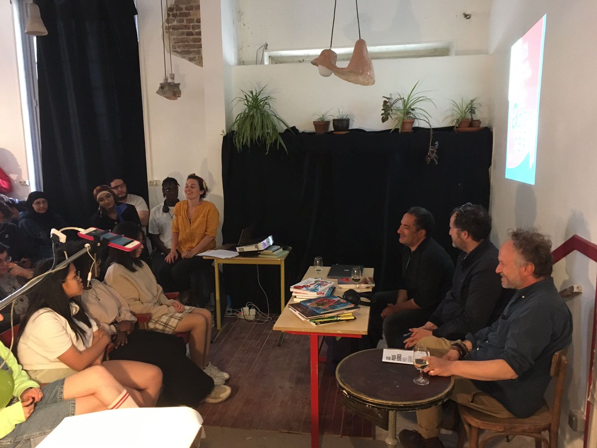 Aux Poussières, Vendredi, le groupe de la G4 d'Auber ont rencontré des auteurs et des éditeurs. Ils n'ont pas tari de question face à Elhadi Yazi #Casterman, Franck Bourgeron #RevueDessinée et #TOPO, Jeff Pourquié #RITA.

#enaparté #lesPoussieres #aubervilliers