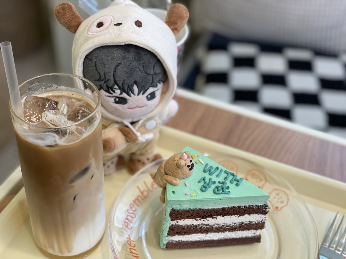 blooming_gyuni's tweet photo. #Withsanggyun_Always
#상균이와_함께라면 
@Withsanggyun

카페가 너무 제취향...!!!!!!
균뽀 입혀간 옷이랑도 잘 어울리는 옐로 💛
축하하는 사람들이 많아서
더 그득그득 행복 가득찬 느낌이었던
옐로벌스데이💛
케이크 귀염뾰쨔깅....😍 https://t.co/5FdpN0Qtro
