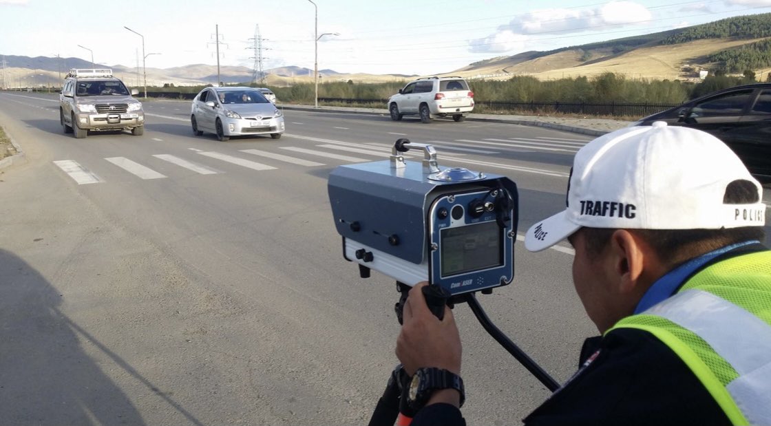 Хотод 70
ОН-ийн замд 100
Тууш замд 110-120 км/ц болго оо
Жолоочдын самбаачлах хугацааг тооцоолоод хурдны хязгаарыг тогтоодог ч аль л Оросын болхи машинууд ашигладаг бсан үед баталсан дүрмээр 5000 < моторын хүчин чадалтай, аюулгүй байдлыг илүү хангасан машинуудад тулгах нь нийцгүй