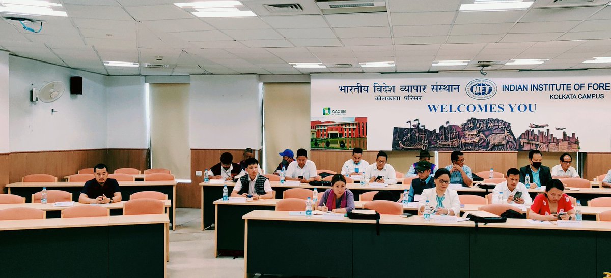 LikhaChada's tweet photo. Writing First day of Class 😁9:am to 6:pm🥱🥱After 10 years back to student life 😁 https://t.co/uHQOzyq2Fz