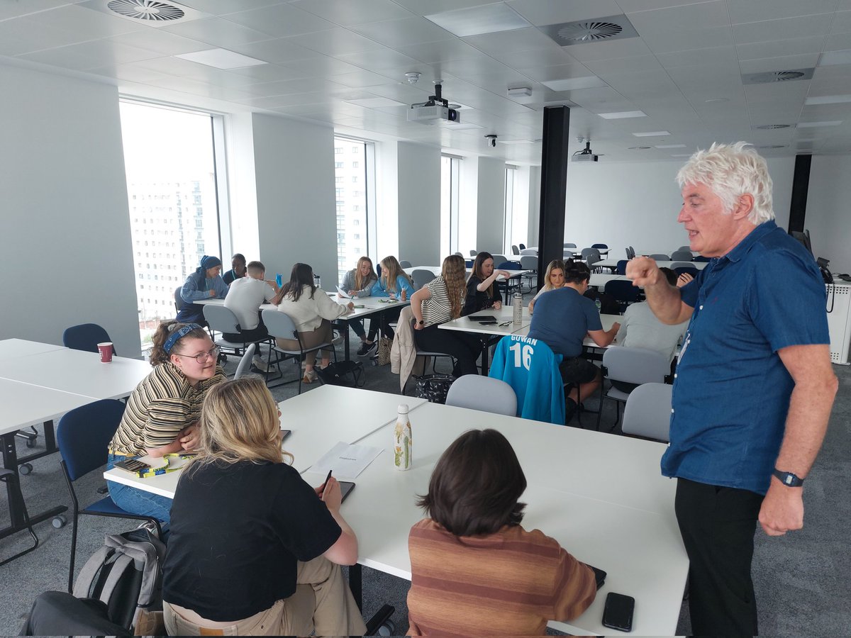 L1nd54y's tweet photo. Lovely morning spent at Liverpool John Moores University with @Killenp and his PGCE Secondary Maths cohort talking about @NWmathshub3 Work Groups and everything Maths Hubs! #GetInvolved #MathsHubs #Collaboration #EarlyCareerDevelopment https://t.co/Lt5OqngNVv