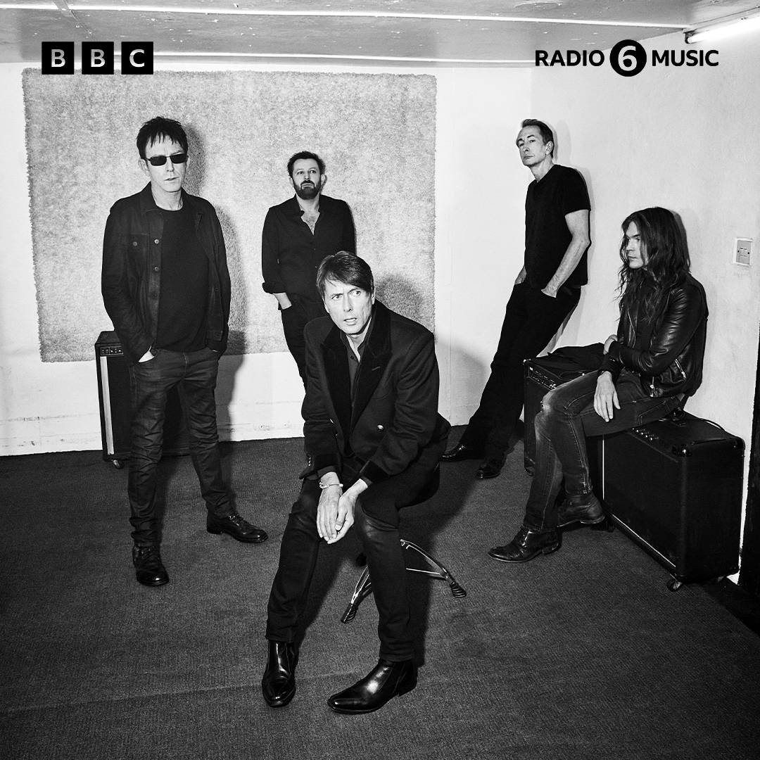 BBC6Music's tweet photo. You won't want to miss this... 👀

Brett Anderson joins Steve Lamacq this Monday for a very special @suedeHQ announcement... 💚

📻 Steve Lamacq - Tune in from 4pm
📱 Listen back on @bbcsounds

📸: Dean Chalkley https://t.co/WYDu8k4Fy6