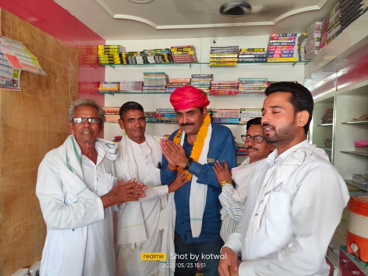 Jagmoha84403207's tweet photo. हमारे भावी विधायक लालसोट सर्व समाज के संघर्ष शील गरीबों के हितैषी भाई साहब #Harikesh #matlana भाजपा नेता का माला व साफा पहना कर स्वागत किया हरिसिंह लोदवाल श्याम लाल मीरवाल रामस्वरूप बैंडवाल व अन्य गणमान्य मोजुद रहे https://t.co/z5RvRQHNNG