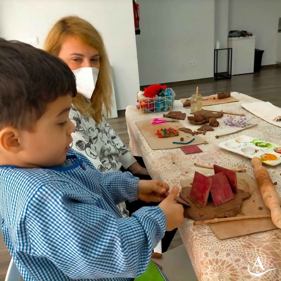 FundAladina's tweet photo. ¡La imaginación de los aladinos no tiene fin! 🎨

En sus manos la arcilla puede convertirse en cualquier cosa, un pato que visita el espacio o un árbol de Navidad que se ilumina solo cuando los niños miran.

¡Sois unos artistas extraordinarios! 🧡

#TodoPorLosNiños https://t.co/0NfTBE4U4y