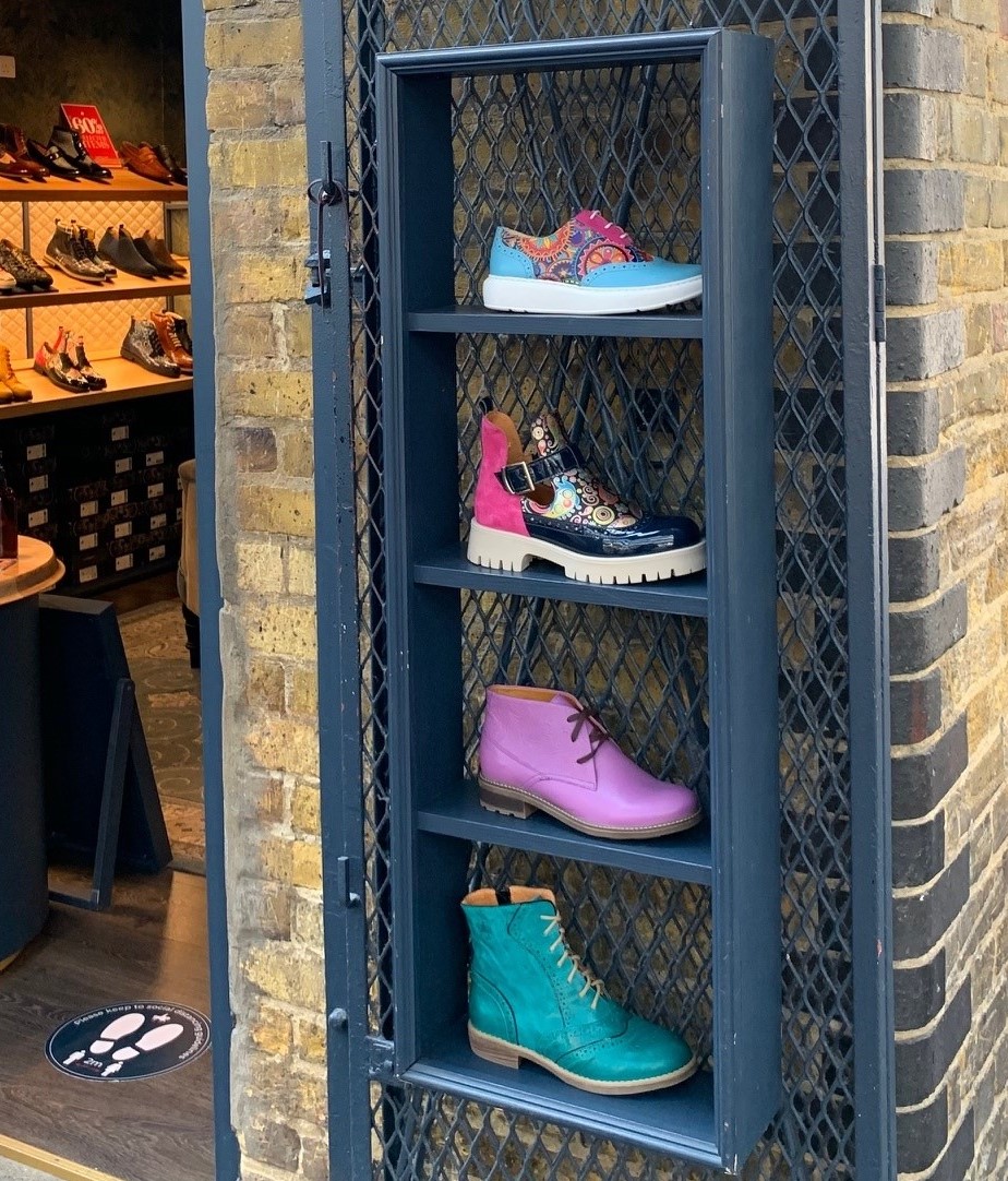 ExpandedMetalCo's tweet photo. #meshspotting at @greenwichmkt!
A great use of expanded metal at the Embassy London shoe store, enhancing a product display.
More info on #metalmesh for #shopfitting:
https://t.co/rQSjMlNzmL
#retail #retailUK https://t.co/o7gkFgiZaJ