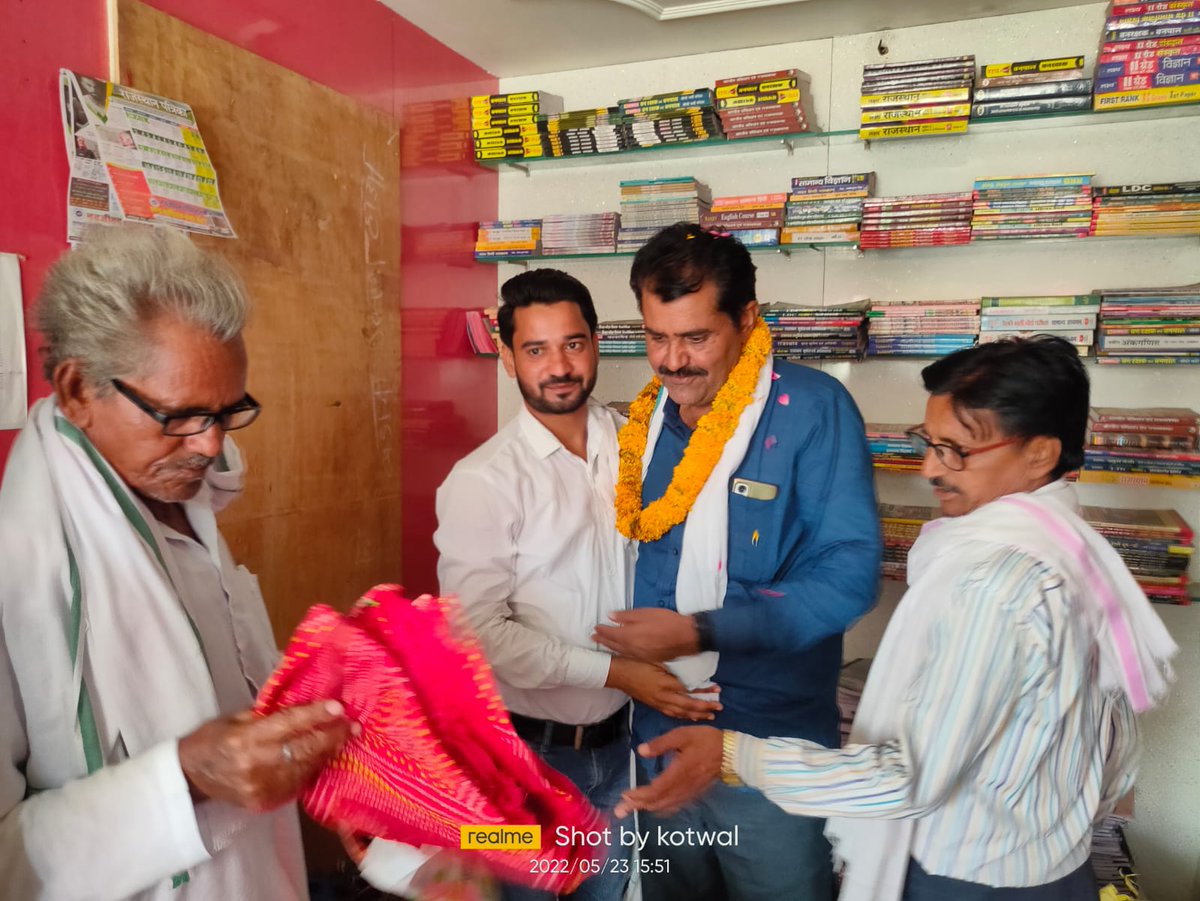 Jagmoha84403207's tweet photo. हमारे भावी विधायक लालसोट सर्व समाज के संघर्ष शील गरीबों के हितैषी भाई साहब #Harikesh #matlana भाजपा नेता का माला व साफा पहना कर स्वागत किया हरिसिंह लोदवाल श्याम लाल मीरवाल रामस्वरूप बैंडवाल व अन्य गणमान्य मोजुद रहे https://t.co/z5RvRQHNNG