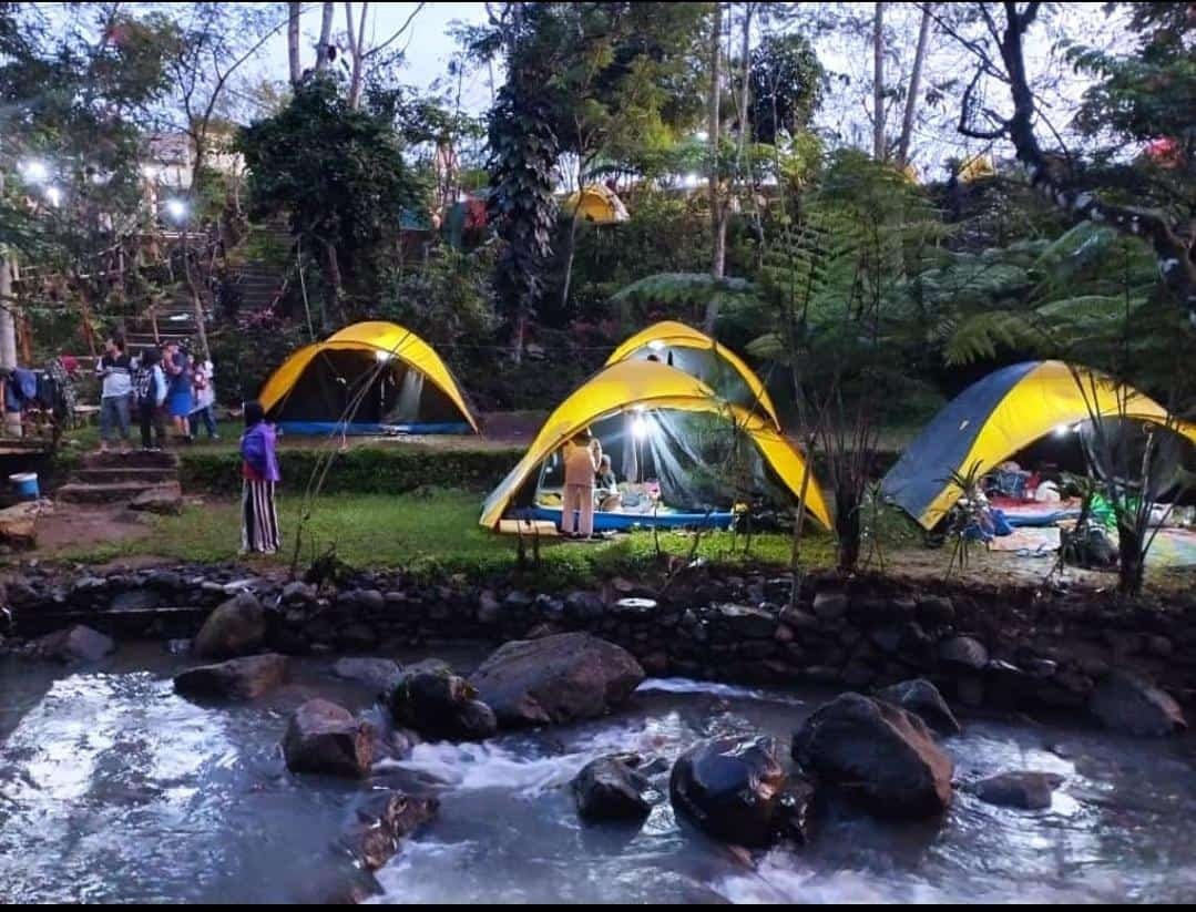 @ curug ciangin

spek tenda

Kapasitas 8-10 org (tapi anak smp kemaren mereka masukin 13)
Dimensi : 2,5 x 3,5 x 1,8 meter 
Alas : Polyester Floor tebal Montana A5 Korea 
Flysheet : Waterproof Ripstop 
Inner : WP Ripstop
Frame : 20 pcs Fiber 90 cm diameter 130mm 
Berat : 11 kg