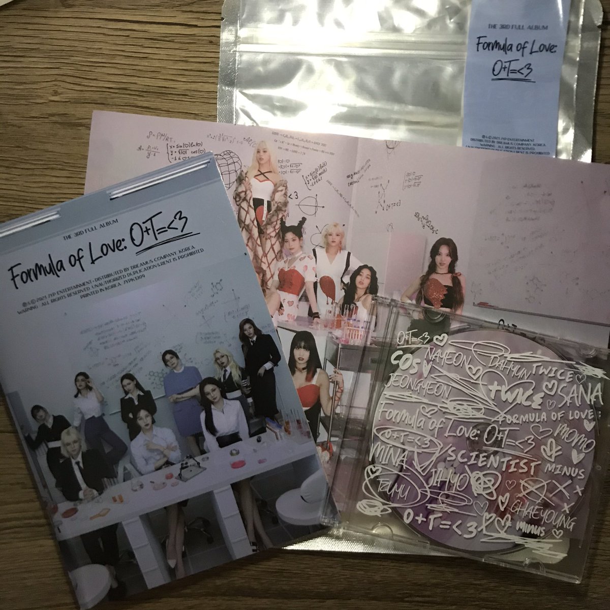 leochaert's tweet photo. =^._.^= leo’s giveaways =^._.^=

1 winner of twice result file version unsealed album

❃ follow me (let’s be moots)
❃ like and rt this tweet
❃ tag 1-2 moots 

Ends until tomorrow ^-^ 
The winner must shoulder the pf &amp; sf https://t.co/TxFCRQoaDX