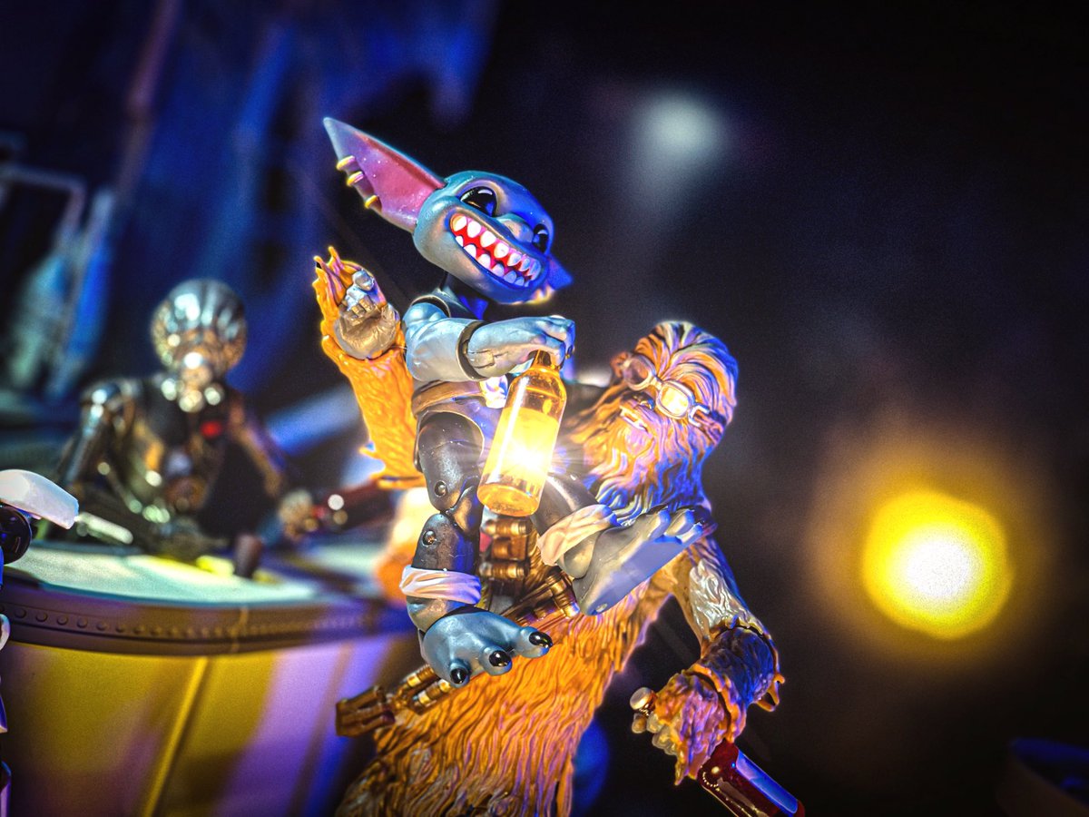 toyetic40s's tweet photo. HAPPY HOUR AT THE SPACE BAR #Thor #StormTroopers #Chewbacca #CaptainAsh #4LOM #PondaBaba #DrCorneliusEvazan #StarWars #Marvel #Plunderlings #TheBlackSeries #MarvelLegends #ACTIONFIGURES #ActionFigurePhotography #ToyPhotography #HasbroToyPic @Hasbro @plunderlings @MarvelLegendsHQ https://t.co/jrfuyfw8Pg