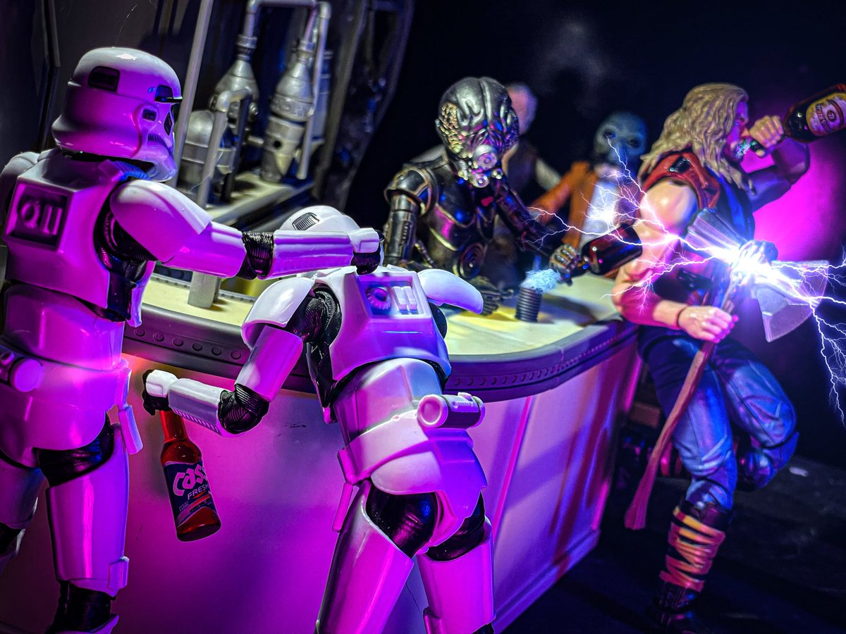 toyetic40s's tweet photo. HAPPY HOUR AT THE SPACE BAR #Thor #StormTroopers #Chewbacca #CaptainAsh #4LOM #PondaBaba #DrCorneliusEvazan #StarWars #Marvel #Plunderlings #TheBlackSeries #MarvelLegends #ACTIONFIGURES #ActionFigurePhotography #ToyPhotography #HasbroToyPic @Hasbro @plunderlings @MarvelLegendsHQ https://t.co/jrfuyfw8Pg