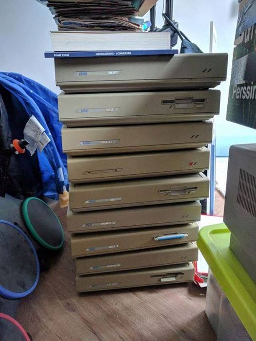 VingTroiSeize's tweet photo. An improbable tower, with improbable computers!
#Atari #MegaST #retrocomputer #80s #90s #Geek https://t.co/ay2X7qAJeC