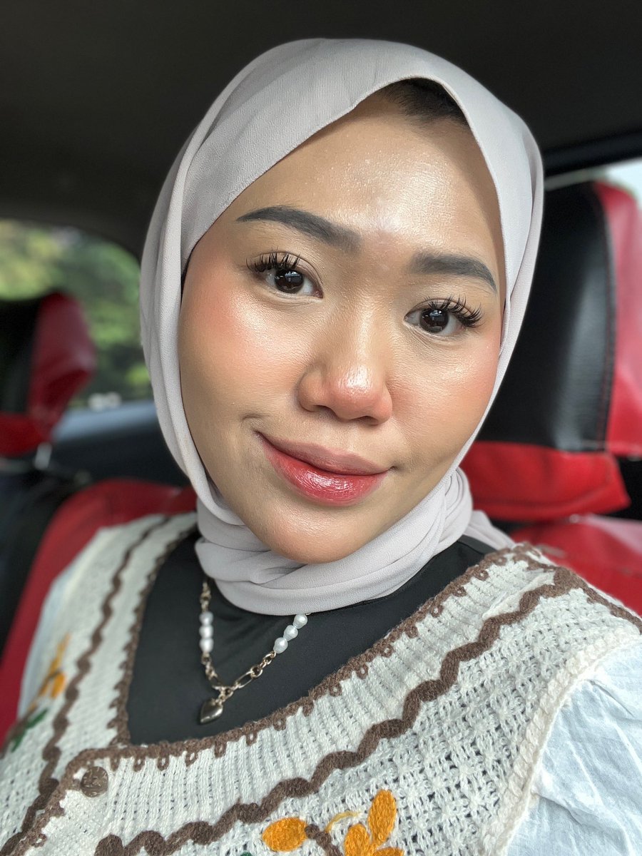 luluhusnaa's tweet photo. Make up of the day yang simple, flawless, ringan tapi tahan lama 🥰 #BloomMyWay
Jadi, hari ini complexion-nya aku pake dari @barenbliss_id #BloomMyWay
Ada cushion, concealer, skin tint, dan compact powder! Packaging-nya cantik cantik banget yah! 😍❤️ https://t.co/E2HlZQcVP8