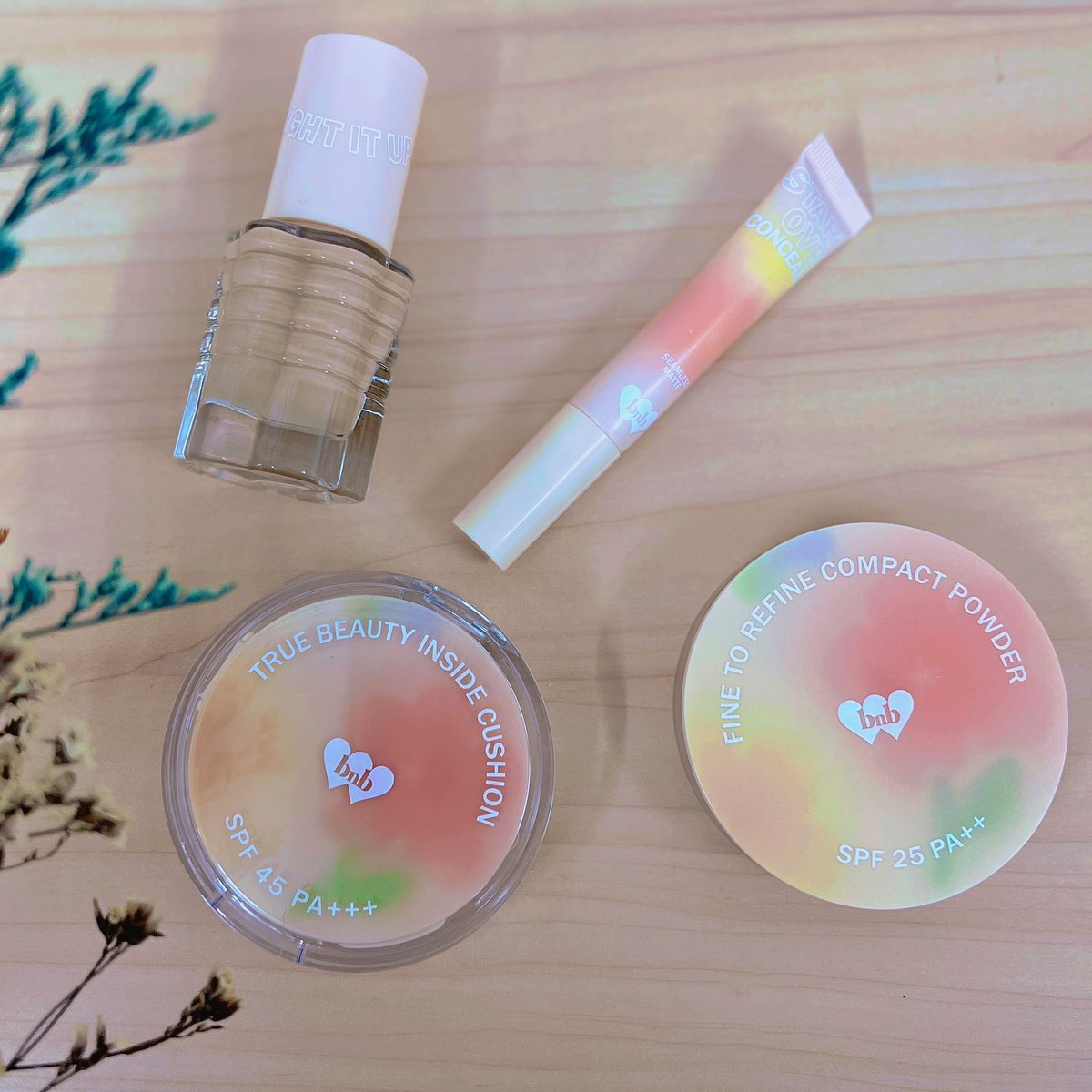luluhusnaa's tweet photo. Make up of the day yang simple, flawless, ringan tapi tahan lama 🥰 #BloomMyWay
Jadi, hari ini complexion-nya aku pake dari @barenbliss_id #BloomMyWay
Ada cushion, concealer, skin tint, dan compact powder! Packaging-nya cantik cantik banget yah! 😍❤️ https://t.co/E2HlZQcVP8