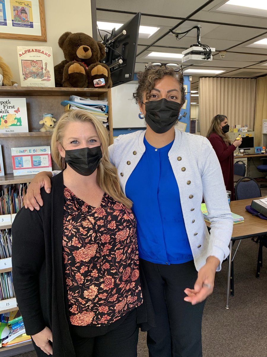 lbreadingrecov's tweet photo. First LIVE Behind the Glass since the pandemic! Our brave teachers in training.  #behindtheglass #provepossible #readingrecoveryworks #followthechild  #proudtobelbusd #rrcna https://t.co/9TVClIgEev
