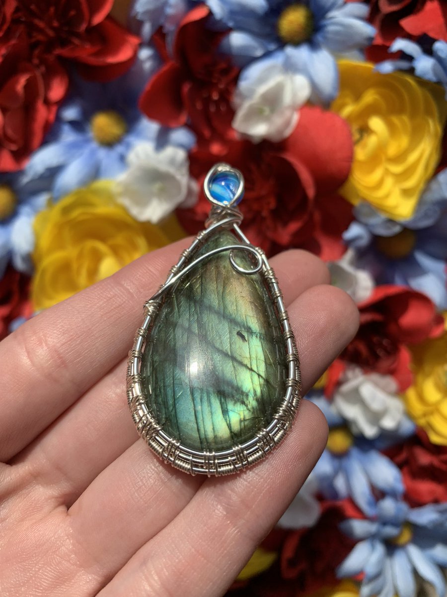 labradorite x fluid art✨
now available on my website!