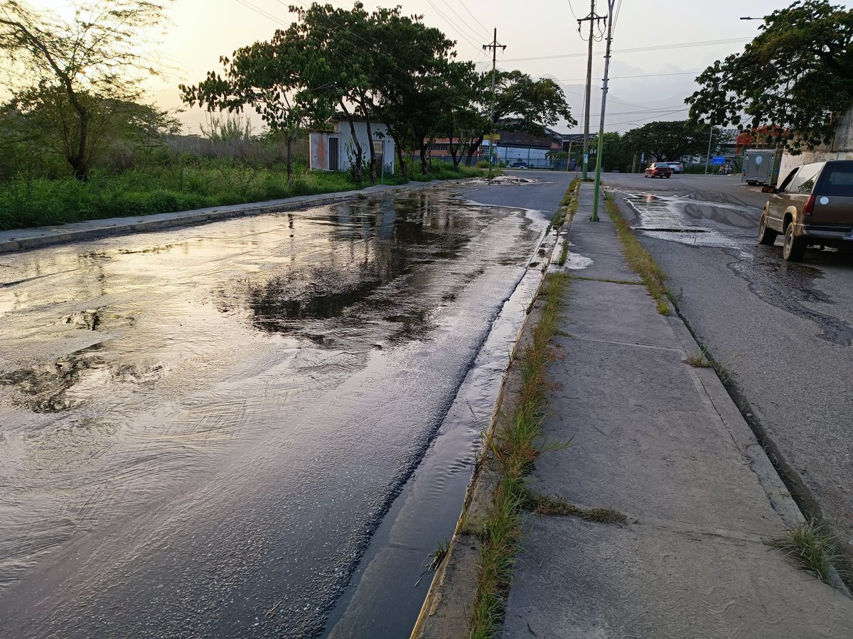 TortoleroFM's tweet photo. #ULTIMAHORA 🚨

@pedrodero Imágenes del bote de agua 💧 potable, en la vía de acceso a la Urb. Villa Heroica en Guatire. Y los huecos inmensos que están dañando los carros que por allí transitan. Más de 4 meses botándose el agua 💧 potable. https://t.co/FOiQ8VSY4F