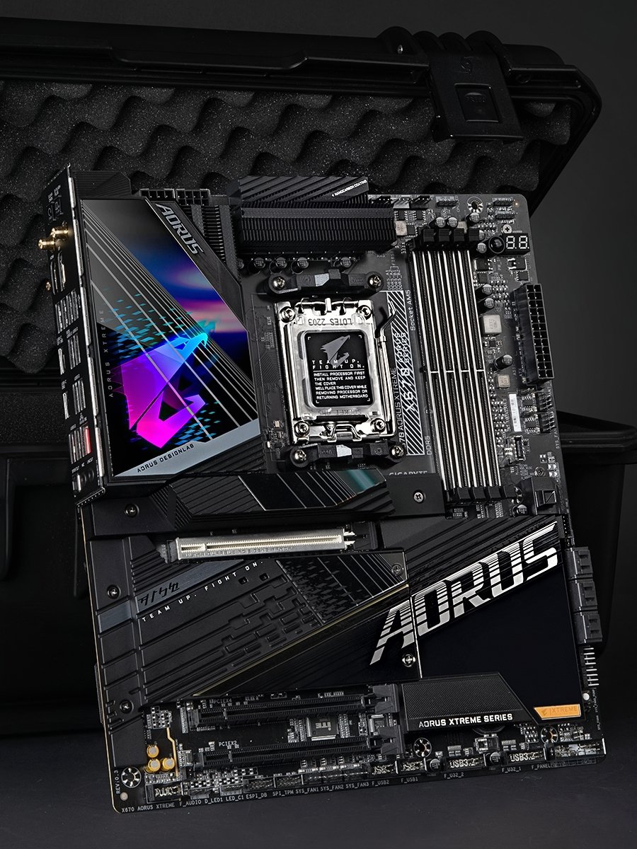battlerigs's tweet photo. The X670 is the next-gen chipset for AM5-based motherboards. The new series will host Ryzen 7000 processors and will support DDR5 memory and PCIe Gen5 devices.

Are you ready for X670 AORUS Xtreme, X670 AORUS Master, X670 AORUS Pro AX and X670 AERO D series? #poweredbyaorus #x670 https://t.co/Biq2tAWqPE