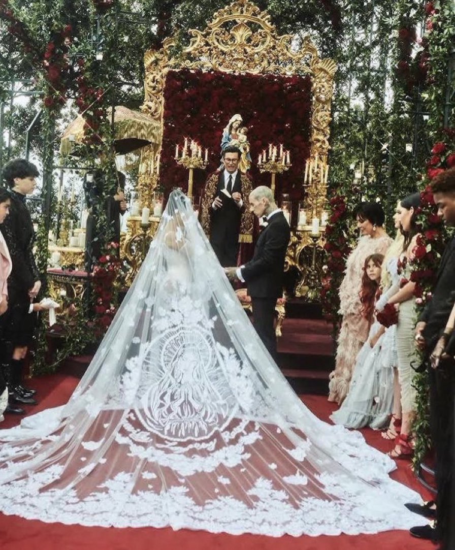 LanaGallery's tweet photo. kourtney kardashians wedding was so lana del rey vinyl https://t.co/W0ZtiXY1zH