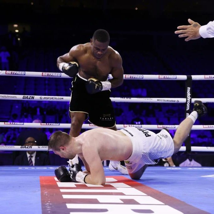 TEAMC4CHEV's tweet photo. We're still thinking about Saturday night 💨
#TEAMC4 were out in full force at The O2, shout out to everyone representing 📈
2-0 baby, who's up next @eddiehearn?
#ClarkeMartyniuk #BuatsiRichards #C4CHEV #LevelUpNation📈 https://t.co/n84tGaMOvl