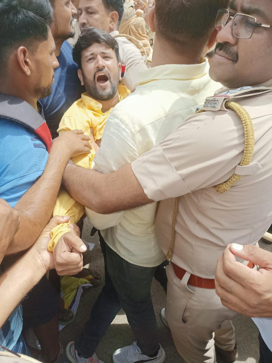 TheUpenYadav's tweet photo. पुलिस प्रशासन के दम पर युवा बेरोजगारों की आक्रोश रैली को रोकना l
सरकार की बहादुरी नहीं है जबकि सरकार पेपर माफियाओं को पेपर लीक करने से रोके तब सरकार की बहादुरी कहलाएगी l
बेरोजगारों की विभिन्न मांगों को लेकर अभी भी शहीद स्मारक पर संघर्ष जारी है l
@RajCMO
@RajGovOfficial https://t.co/LjRainnZsJ