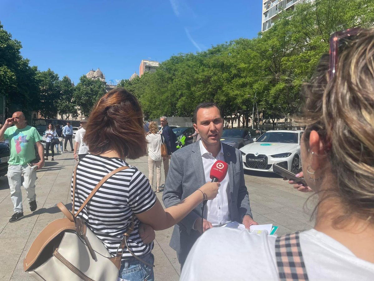 Ara_Reus's tweet photo. 👉🏻Presentem una nova edició de la mostra del vehicle híbrid i elèctric @VelectricReus organitzada des de la Regidoria de Medi Ambient 🌱, aquest any amb rècord d'expositors, 18 ‼️
👐 Vine el 27 i el 28 a la plaça de la Llibertat per conèixer les novetats en mobilitat sostenible https://t.co/FiYehnC53f