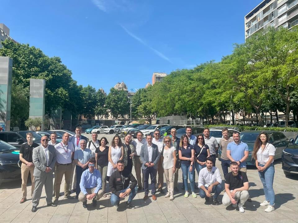 Ara_Reus's tweet photo. 👉🏻Presentem una nova edició de la mostra del vehicle híbrid i elèctric @VelectricReus organitzada des de la Regidoria de Medi Ambient 🌱, aquest any amb rècord d'expositors, 18 ‼️
👐 Vine el 27 i el 28 a la plaça de la Llibertat per conèixer les novetats en mobilitat sostenible https://t.co/FiYehnC53f