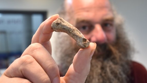 TheNovium's tweet photo. Find out why we're excited by this bit of bone by joining our #RomanWeek cycle tour!π΄
Dr Rob Symmons, curator @romanpalace & Claire Walton, Learning Officer @TheNovium lead this tour of Centurion Way, revealing some archaeological finds which have been unearthed along the route! https://t.co/YafCm4TIl4